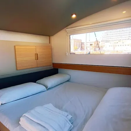 Different Charter Hotel en barco
