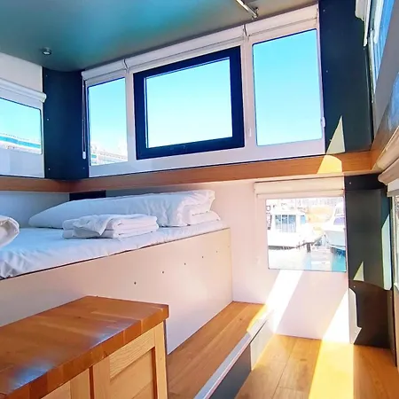Hotel en barco Different Charter *