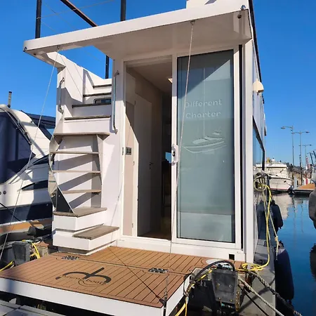 Casa Flotante En El Centro De - Different Charter * Βίγκο