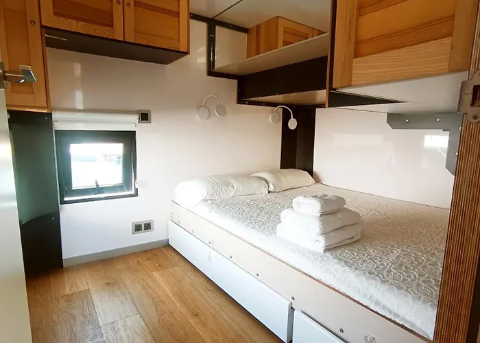 Casa Flotante En El Centro De - Different Charter