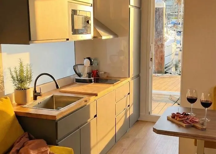 Casa Flotante En El Centro De - Different Charter * Βίγκο