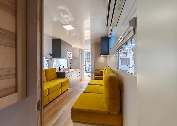 Casa Flotante En El Centro De - Different Charter